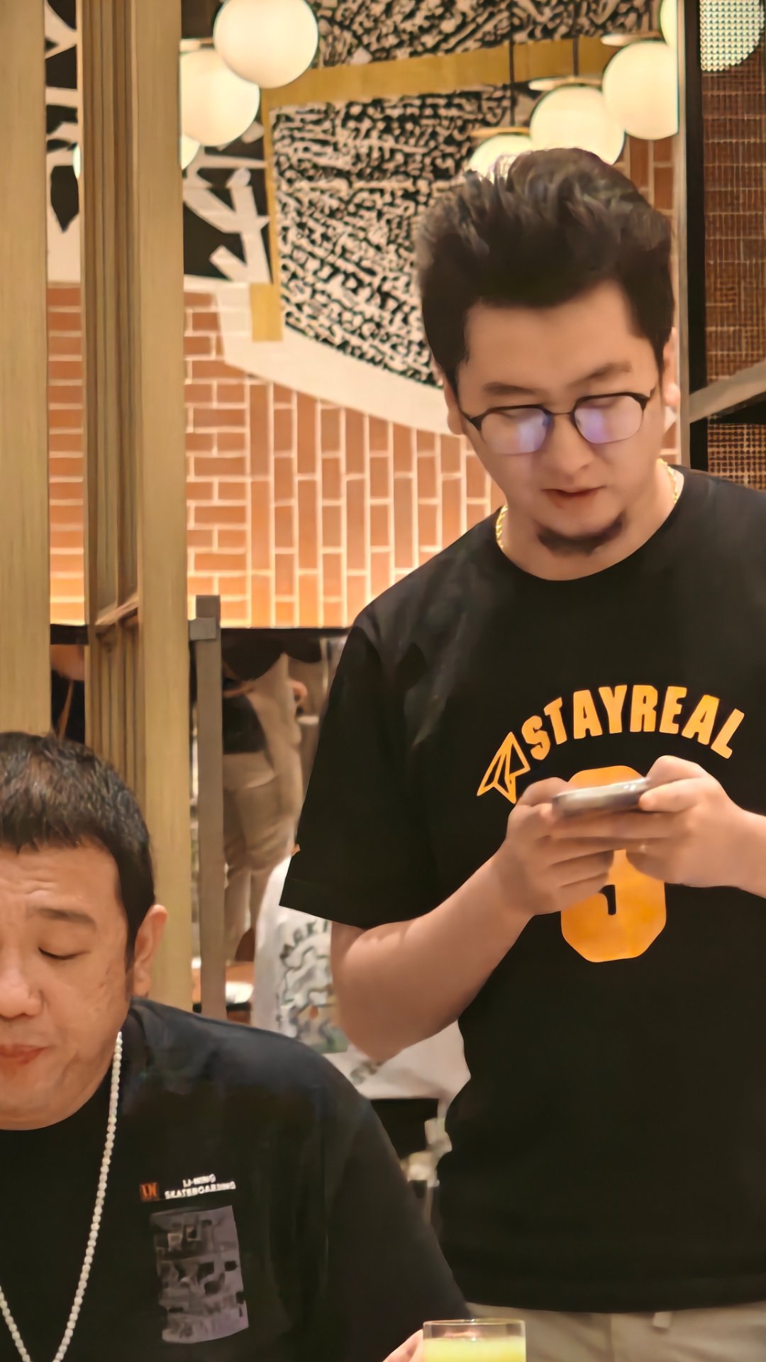 卧槽，大哥一起身给我干蒙了…这tm不是我自己吗？？？[捂脸哭][捂脸哭][捂脸哭][允