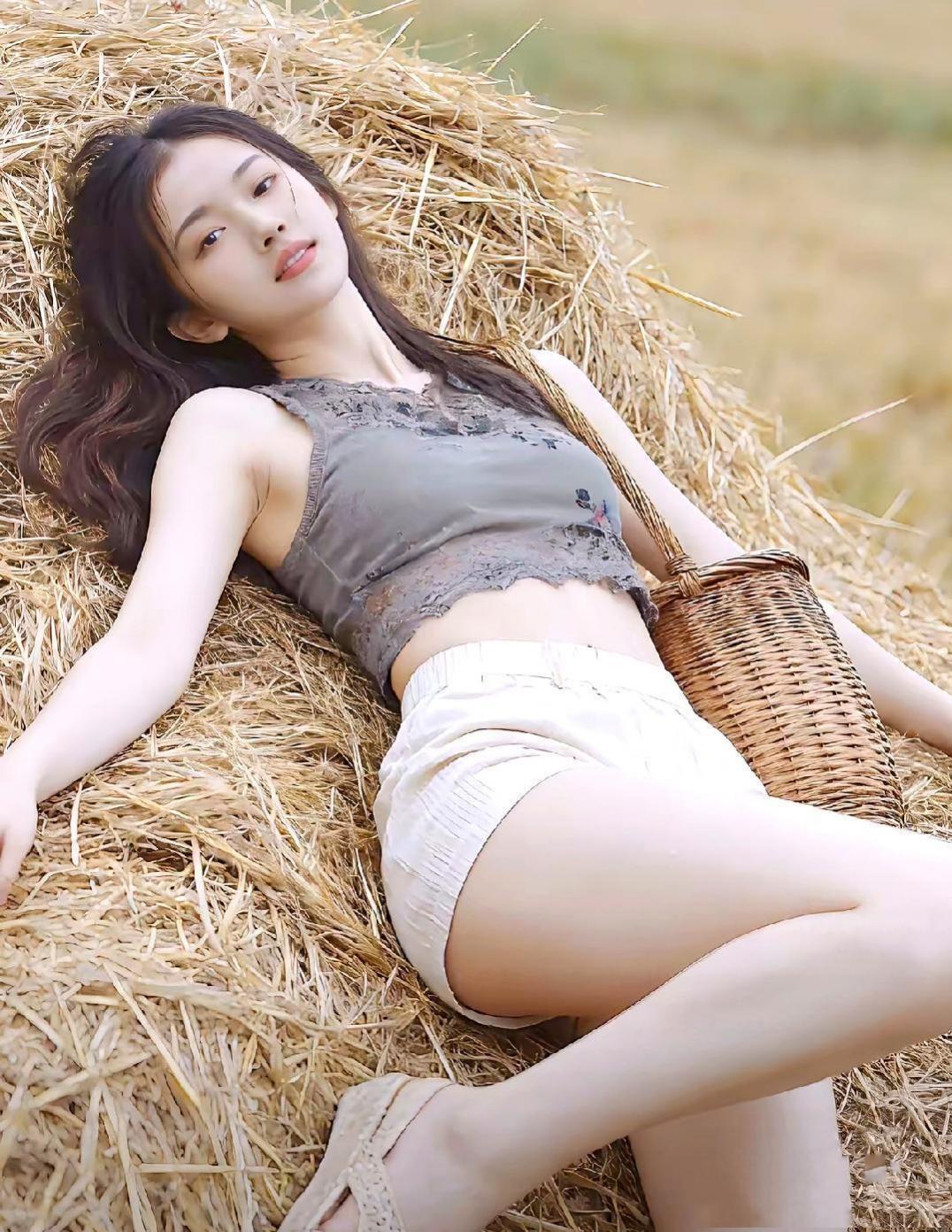 垛（现代诗）把秋阳晒成碎金叠进枯禾的褶皱里风过处窸窣是未说尽的稻香