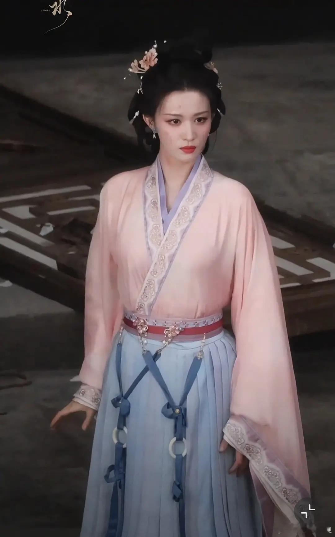 好难看啊，王楚然腰怎么这么粗，我记得这衣服挺多穿好看的