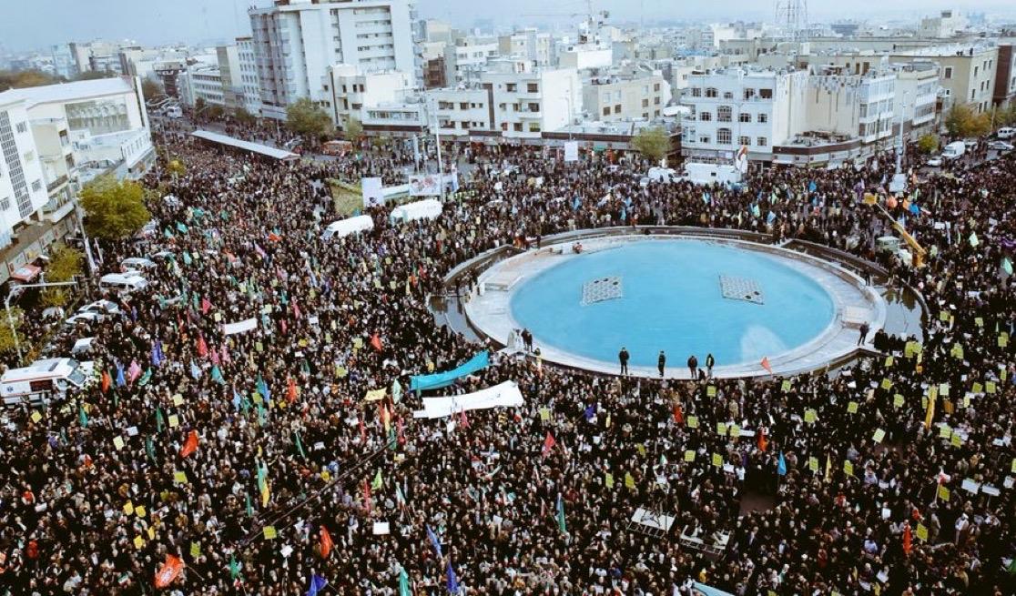 据《每日电讯报》援引一位伊朗高级消息人士的话称，最高领袖哈梅内伊已下令伊朗伊斯兰