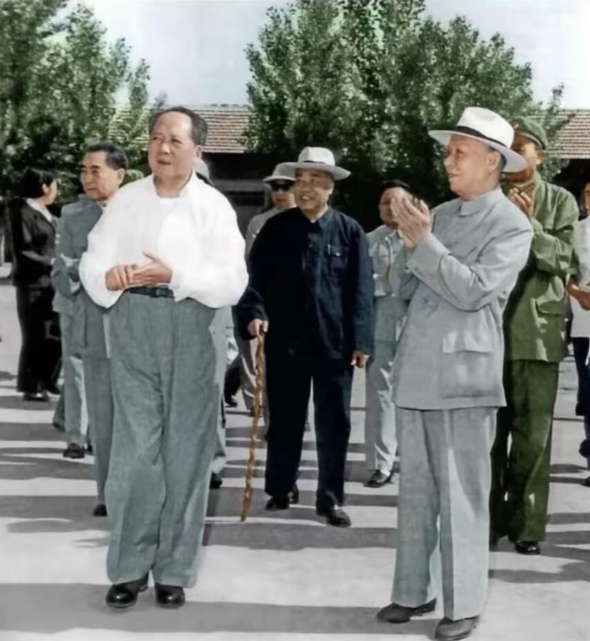 那时，毛主席接见国内团体和个人，穿着都比较随便。自己人嘛！见个面说说话，不必那么