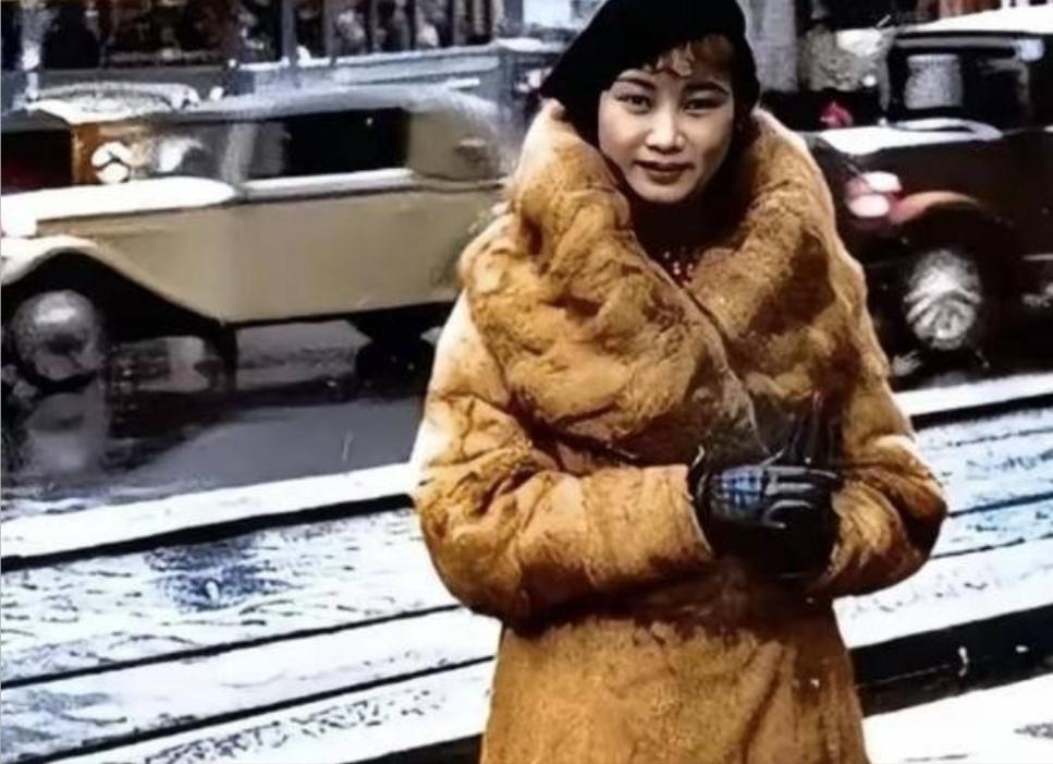 1975年，胡蝶67岁，带着两只樟木箱子到温哥华定居，改名“潘宝娟”，从此过着隐