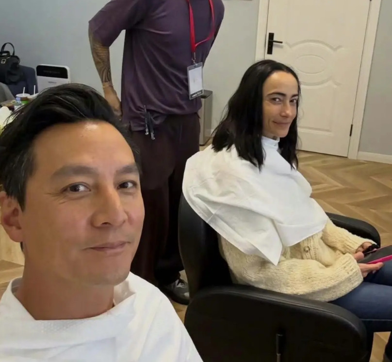 吴彦祖晒了一张与妻子的最新合照，不得不感慨外国人真的老的快，雷珊这发际线未免也太