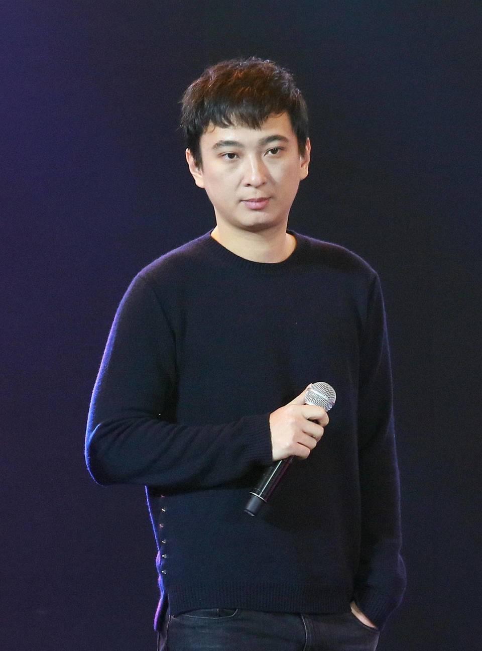 王思聪彻底不装了，伦敦豪宅挂牌，东京街头穿拖鞋啃蛋糕，带着00后小女友定居海外大