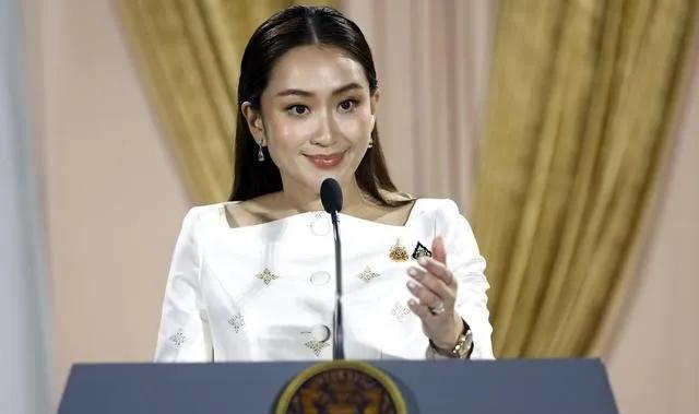 古怪精灵的佩通坦，有点像金庸笔下的黄蓉。她就不应该从政，如果她去当喜剧演员，估计
