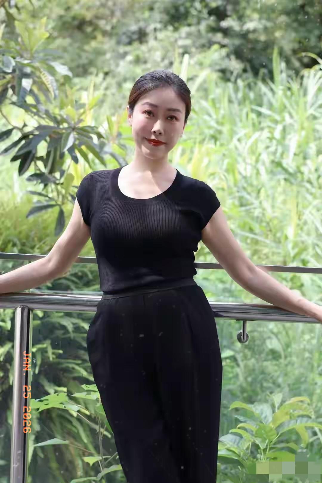 讲真话！77年，49岁，看着显老吗？丑吗？[？？？]