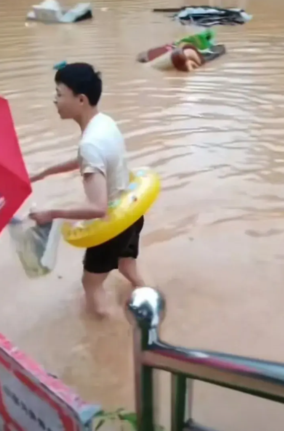 涨再大的水游也要游过去参加中考，湖南中考考生套游泳圈奋力赶考！这才是老百姓的人