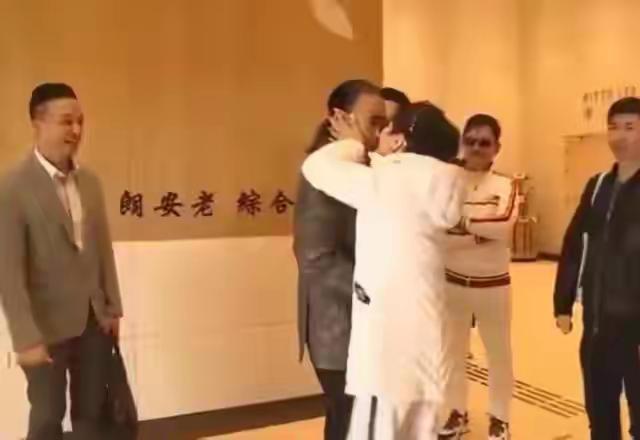 狄波拉当着现任丈夫的面，和前夫手挽手，嘴对嘴亲。不得不说，狄波拉现任丈夫对她挺大