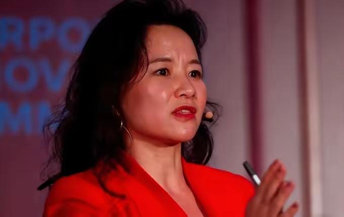 她潜伏央视20年，因一句话暴露间谍身份，驱逐出境后现状如何？2023年10月
