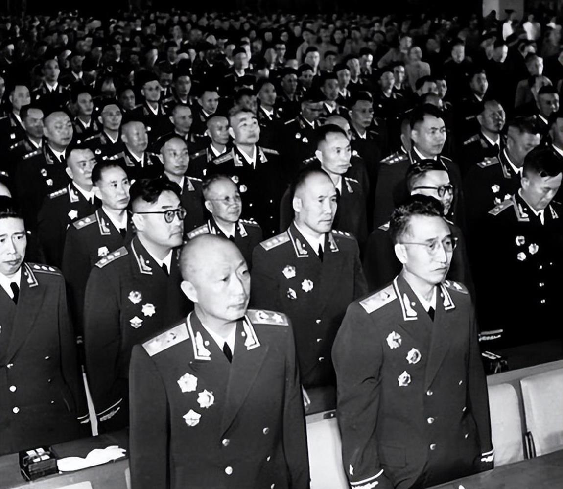 毛主席批阅文件，发现署名竟为“少将”，笑道：这是受委屈了啊？1955年10月初