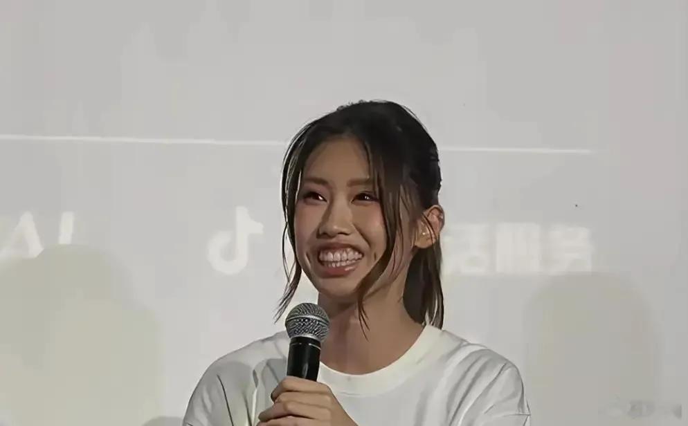冯小刚砸60万给闺女整牙，整完一看得，这骨相不上镜，转头把她往导演路上推。徐朵学