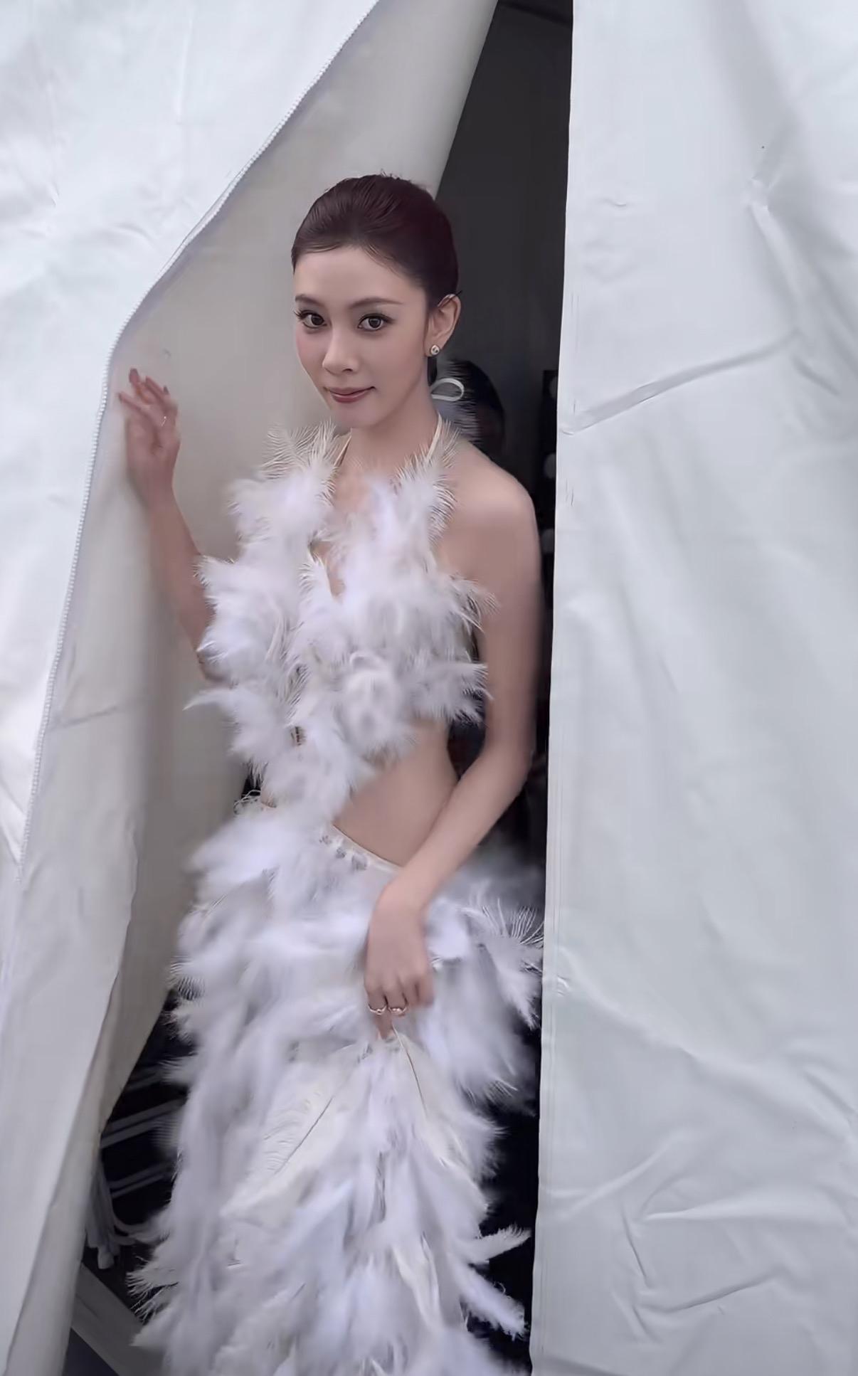 芭莎之夜被宋妍霏这套造型美到了！腰臀背都太美了，之前不太吃她的颜，感觉五官都比较