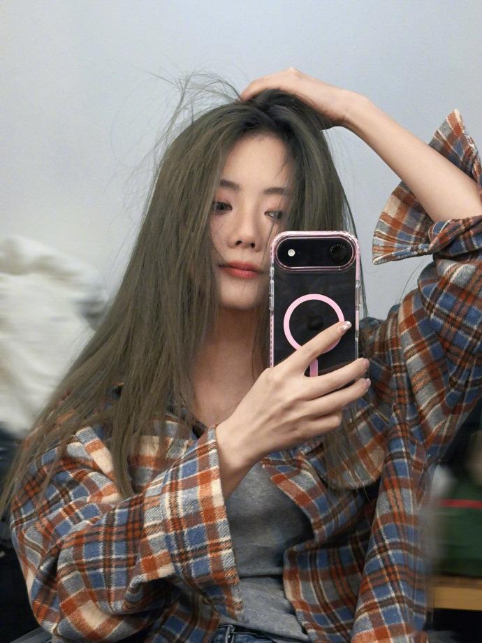 谁看了谭松韵这掉色后的发色不迷糊啊？本来是雾韵蓝，掉完变成这种自带朦胧感的浅色系