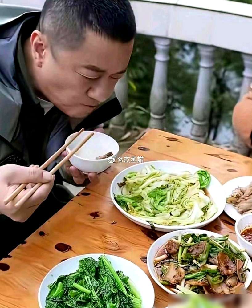 李亚鹏晒了一桌剩饭，评论区直接炸了，焦点全跑王菲身上去了。几碟子家常菜，卖相一般，碗筷随意一摆。网友