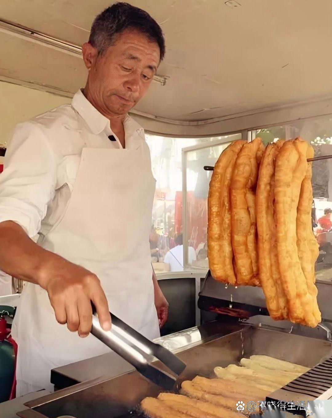 街角有个油条摊，摊主老李。我每天早上去买五根油条，老李总说：“给五块吧！”我也没