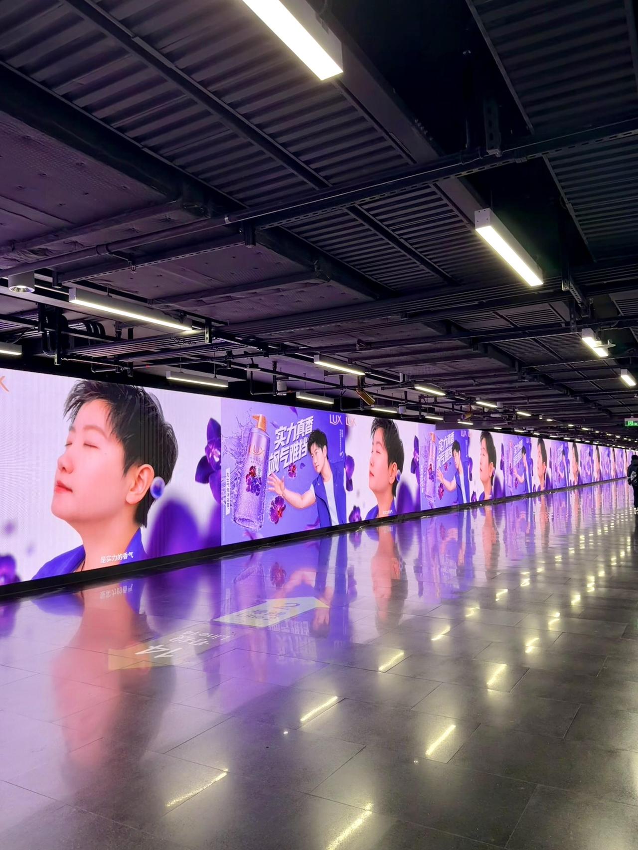 这是多好的运气，有幸拍到孙颖莎幸福通道，一整条全是各式孙颖莎！属于她的专属通道