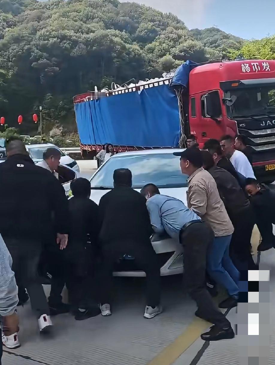乱停车把路堵了，众人刚抬完车，车主就慢悠悠过来了，万万没想到，车主就在边上，愣是