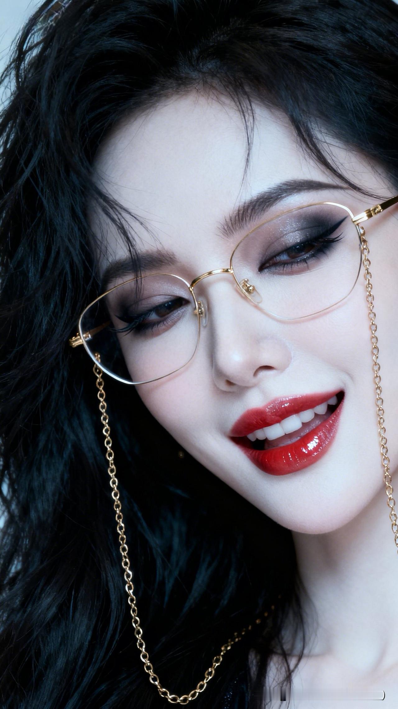 一颦一笑皆醉人