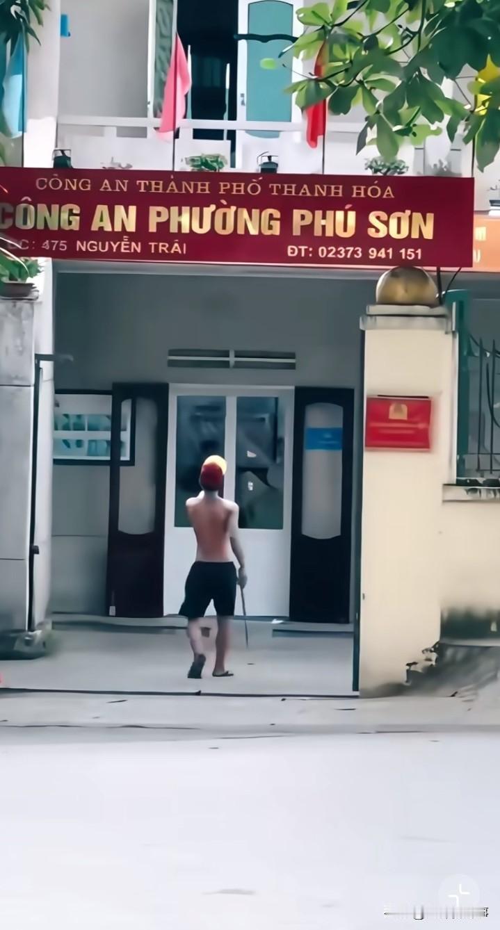 中间几个大字——公安派出所？