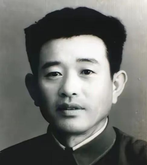 红军团长正在练兵，喂马的马夫路过训练场，看着训练的红军，忍不住就笑了出来，红军团