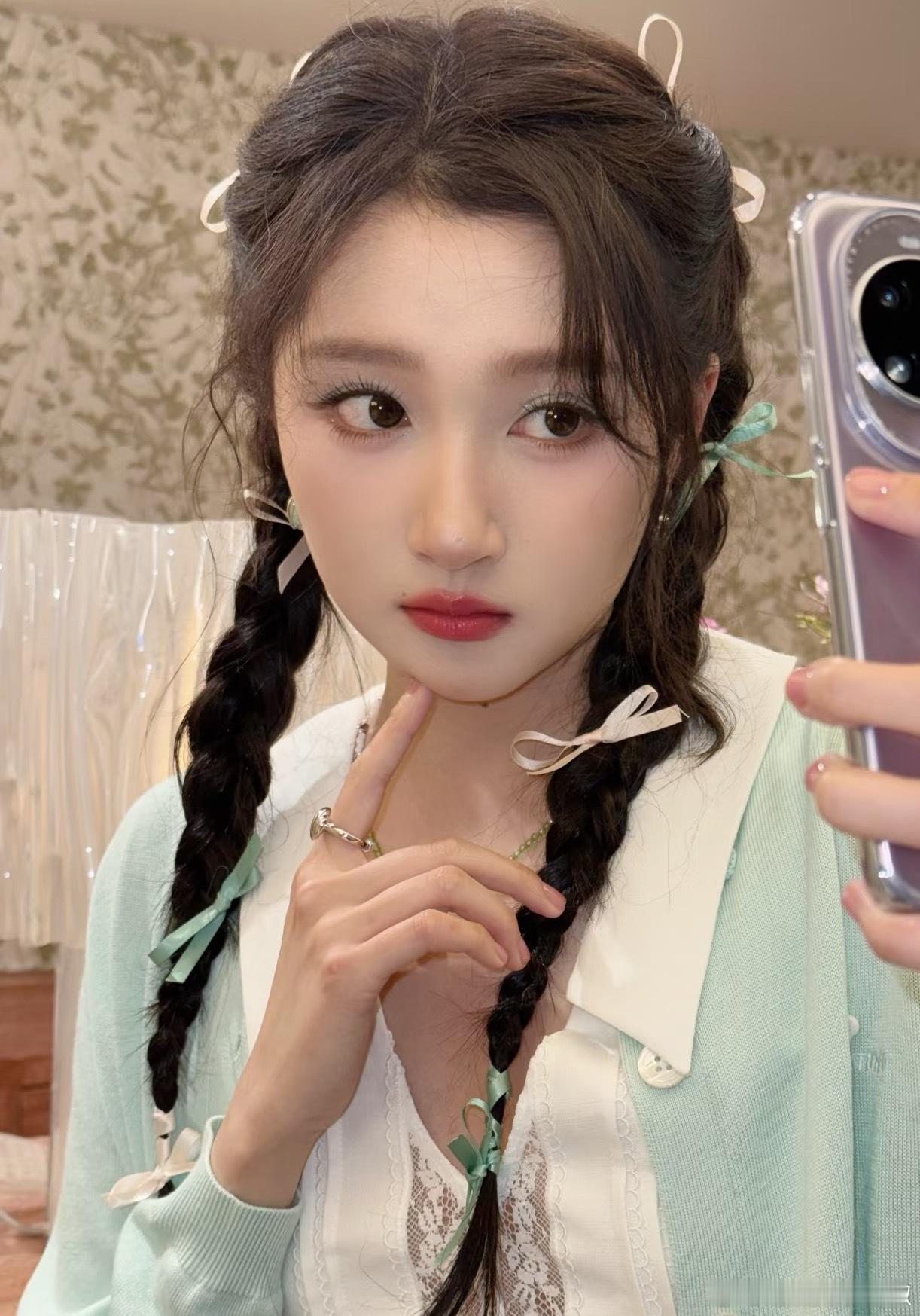 感觉这个真是有效妆容，凸出了她的美貌​​​