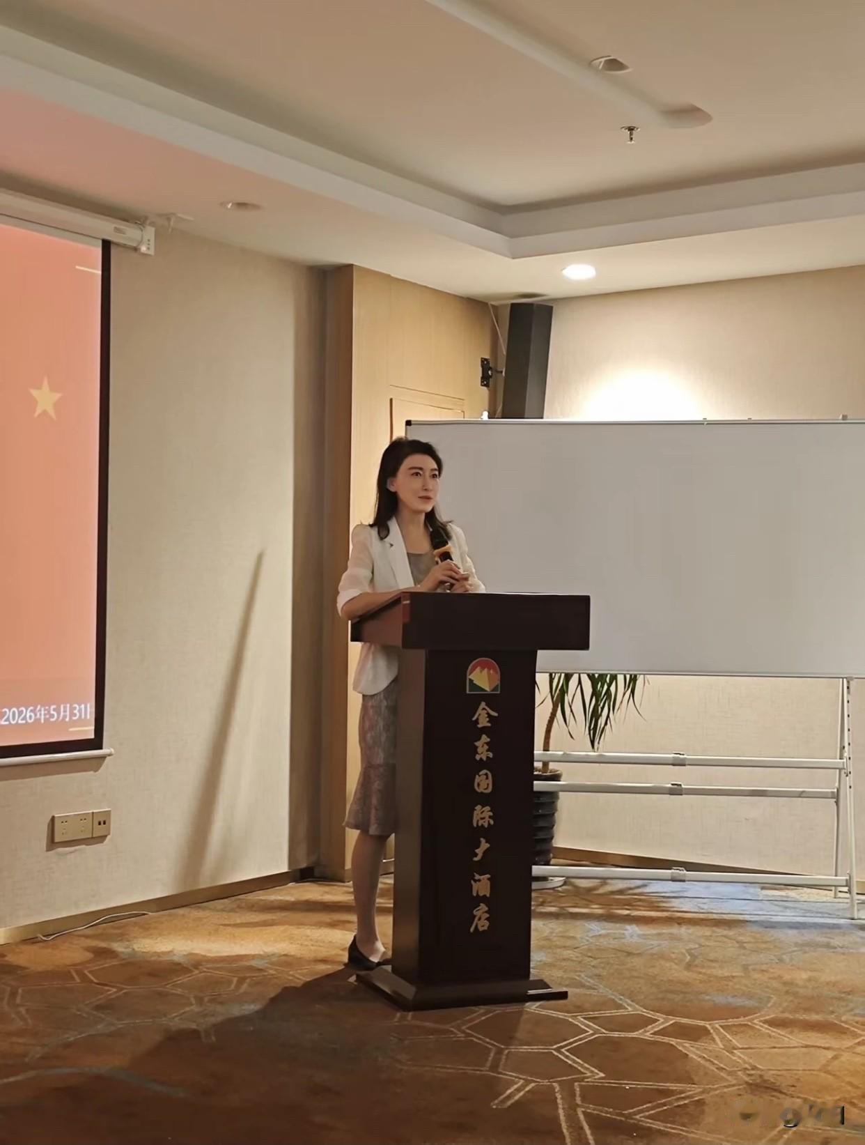女人怎么样穿职业装才最耐看很多人以为穿贵的就好看，其实合身比品牌重要，简约比复杂