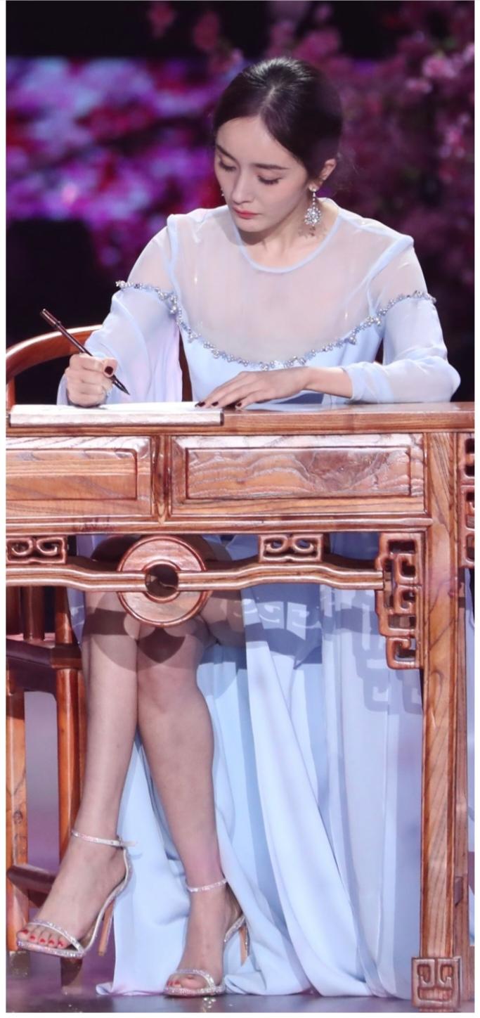 杨幂，这裙子配这桌子，古典气韵十足，就是不该把脚趾头露出来。