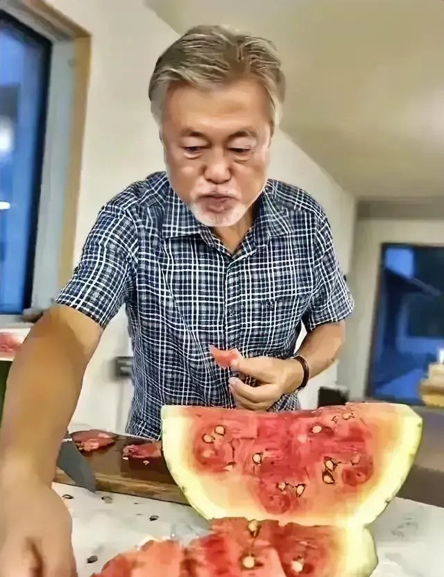 文在寅吃西瓜引发热议最近，韩国前总统文在寅吃西瓜的照