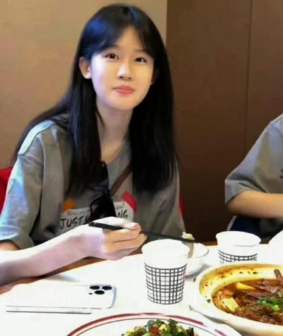 真是越来越搞不懂陆毅鲍蕾了，明明两个女儿都十几岁了，熊孩子的叛逆、青春期