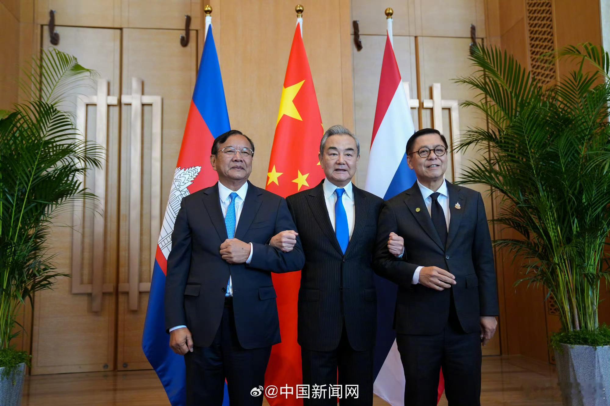 中柬泰三国外长挽手臂合影中方搭台牵线，不偏不倚劝和促谈，把冲突转化为合作契机，