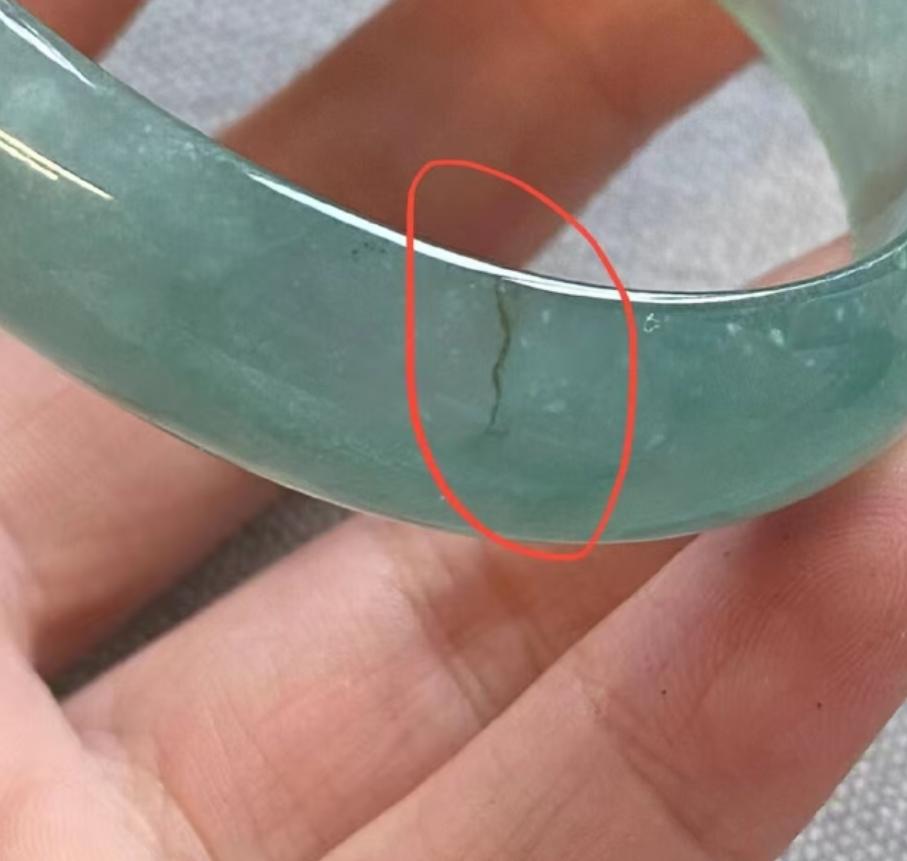 新疆乌鲁木齐，女子在玉器店看中一只价值百万的手镯，店员提醒她不要拿托架，要拿手镯