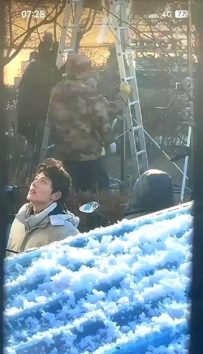 就因为路人大妈一句“这替身好丑”，全网直接炸了。事情发生在横店，凌晨五点。