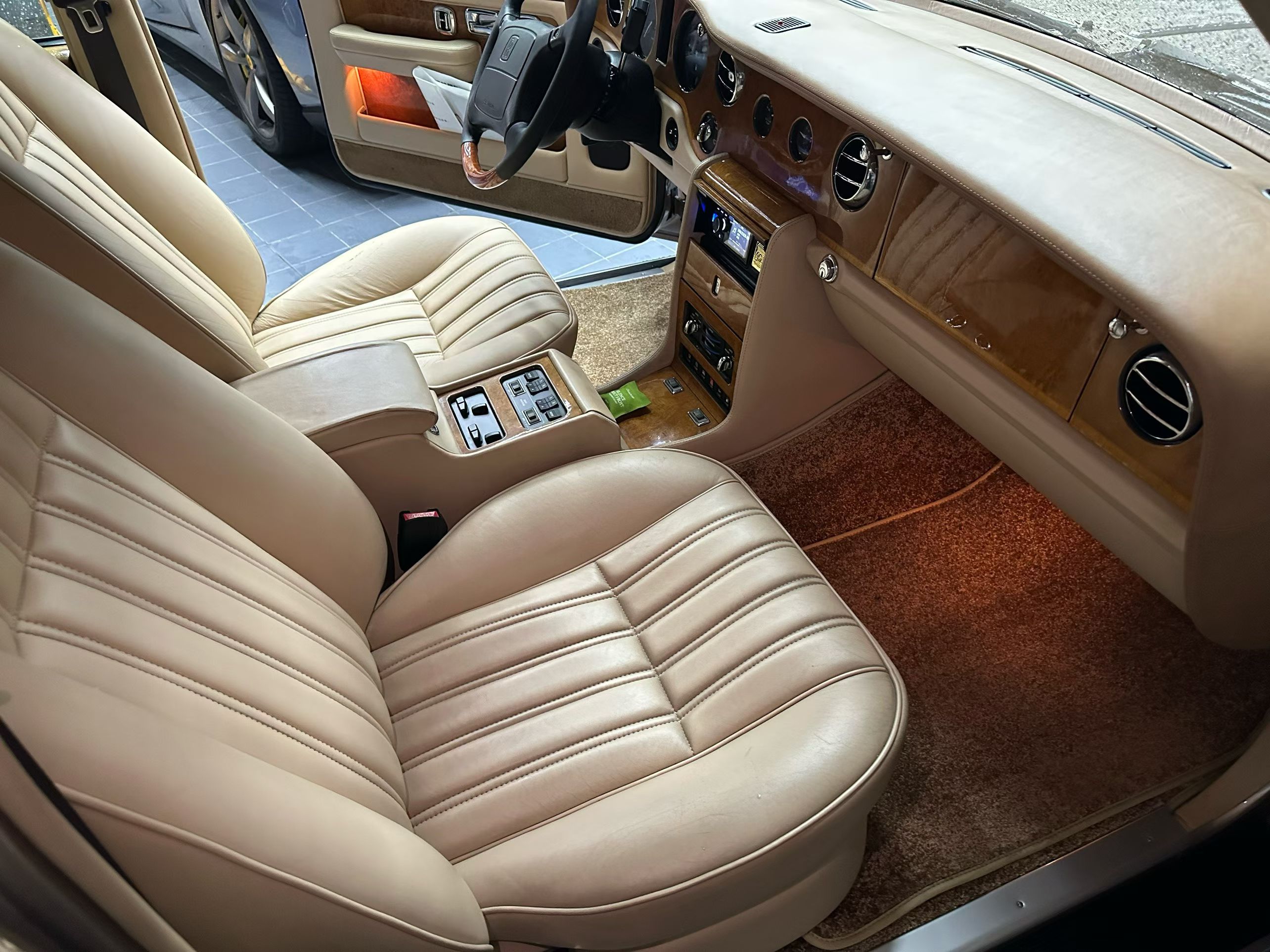 劳斯莱斯银刺，高贵的香槟金色，劳斯莱斯就算老了，但是江湖地位，确实依旧无法撼动，