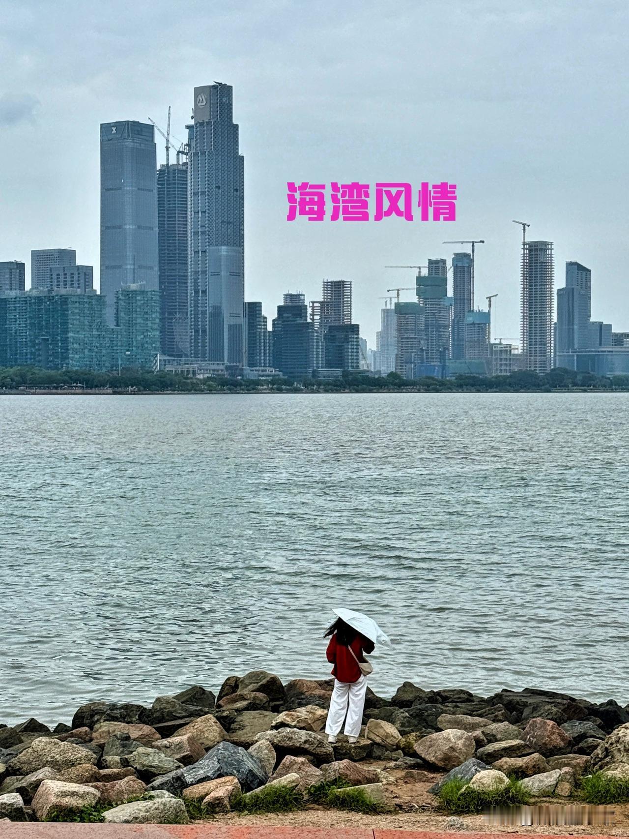 城市天际线与宁静海港的完美融合，现代与自然的和谐共存。海滨城市美学