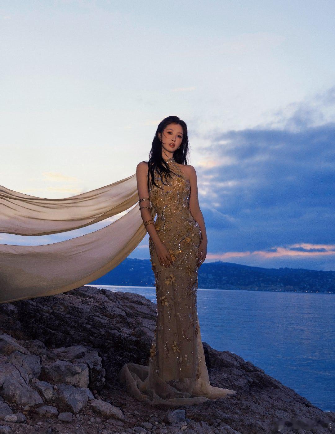 虞书欣金色纱裙从清冷到华贵，虞书欣完美驾驭鎏金纱裙，颜值气场双绝