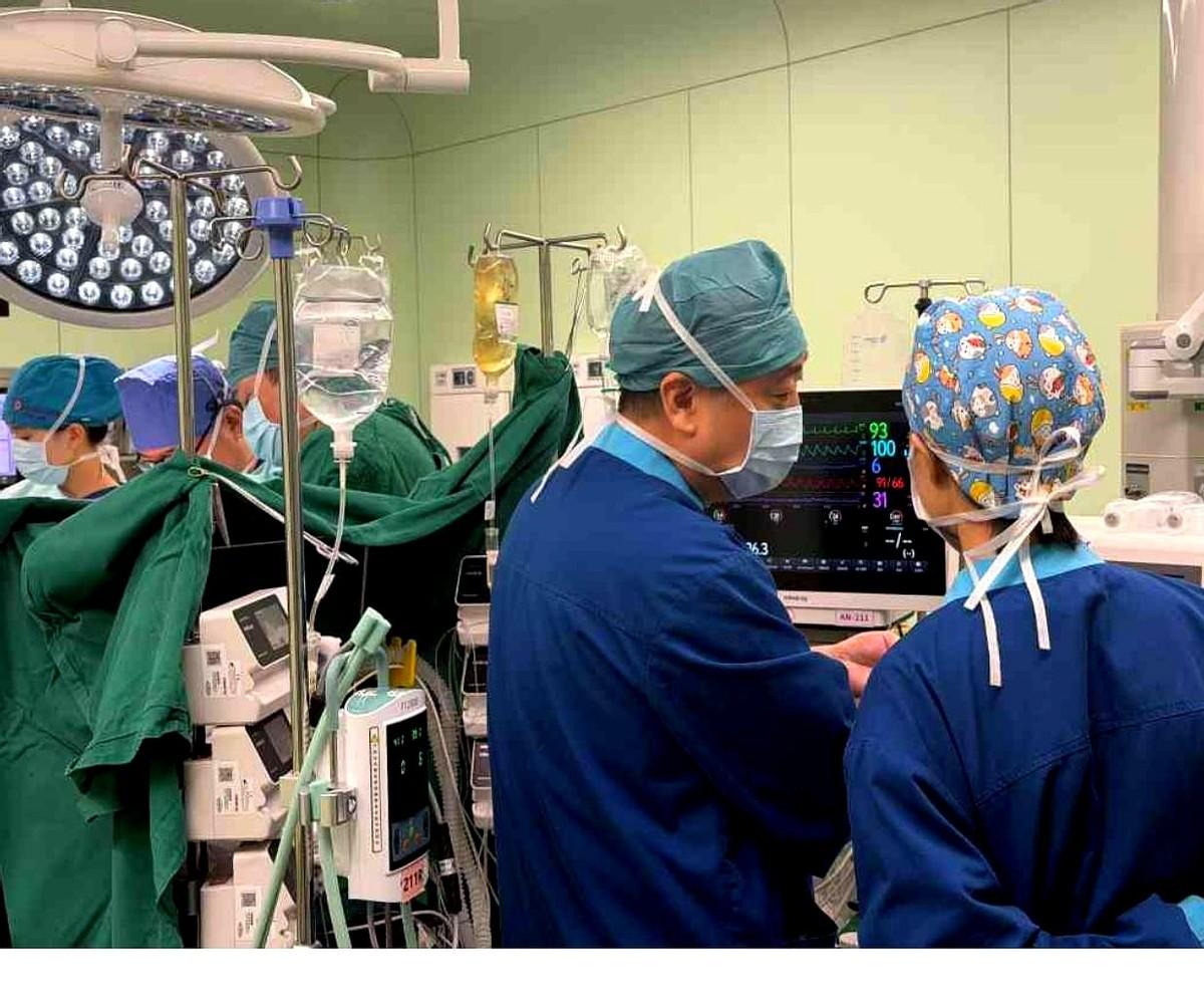 我跟你说个事，你可能觉得我在吹牛。把一个人的肝，整个从肚子里拿出来，在外面“精