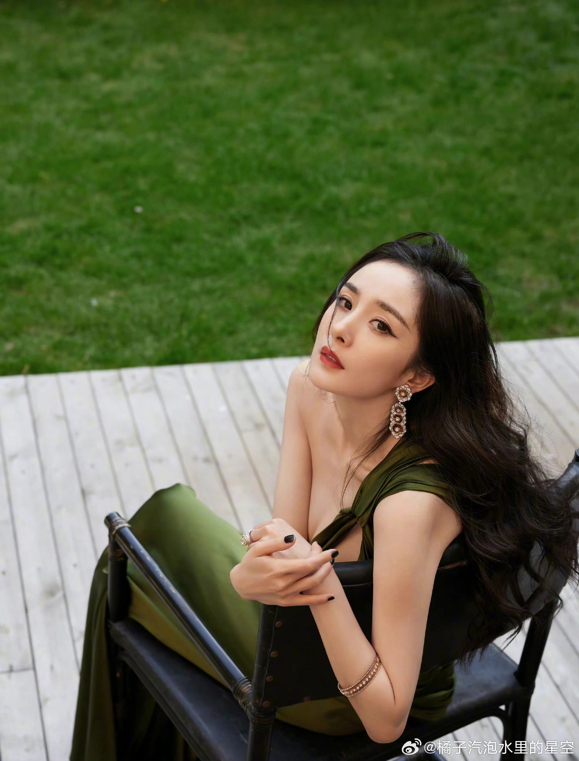 杨幂🦊杨幂三只小山羊品牌全球代言人荧光棒星星点点，从各个地方汇聚而来，挥舞