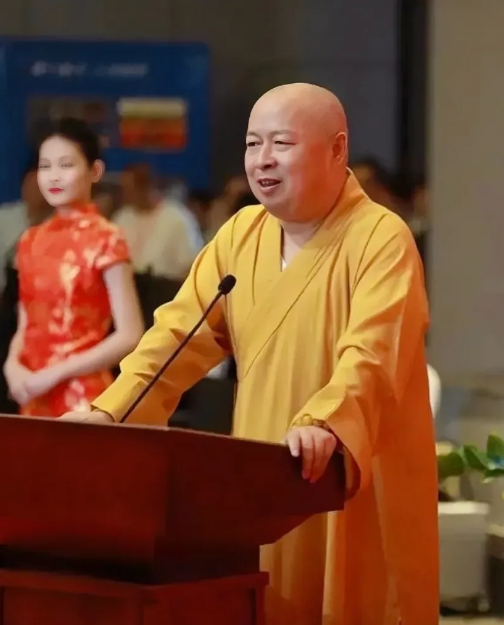 印顺法师，深圳弘法寺方丈，深圳市佛教协会会长，海南省佛教协会会长，武汉大学新闻系