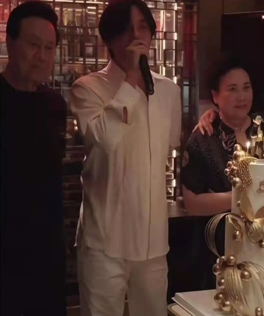伊能静为秦昊准备惊喜派对，搂着老公腰小鸟依人，一家五口好幸福！