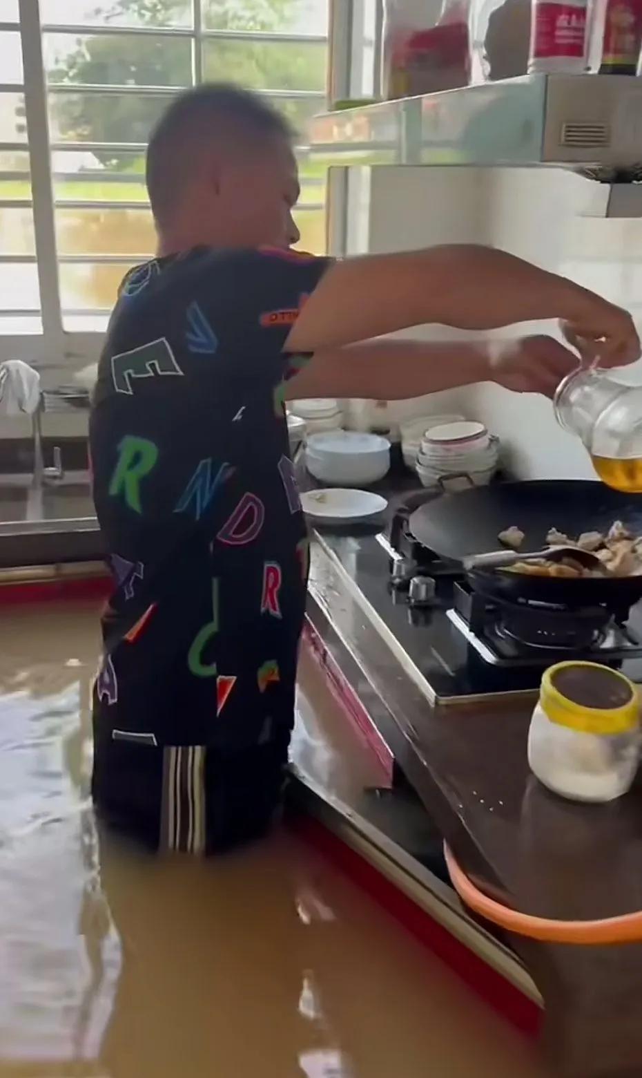 广东下大暴雨，好家伙，这进水位得有1米了吧？已经快把男人的腚给淹没了。办法总