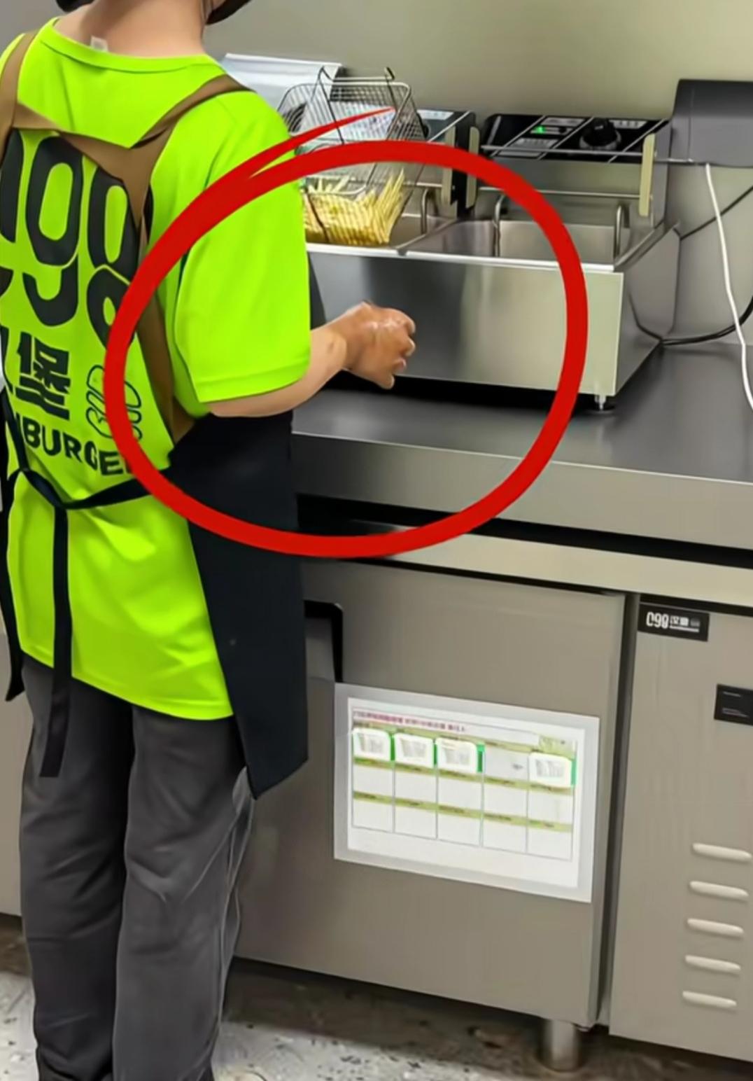女子买薯条发现店员的手部被大面积烫伤，询问：“为什么这么严重还不去医院？”店员苦