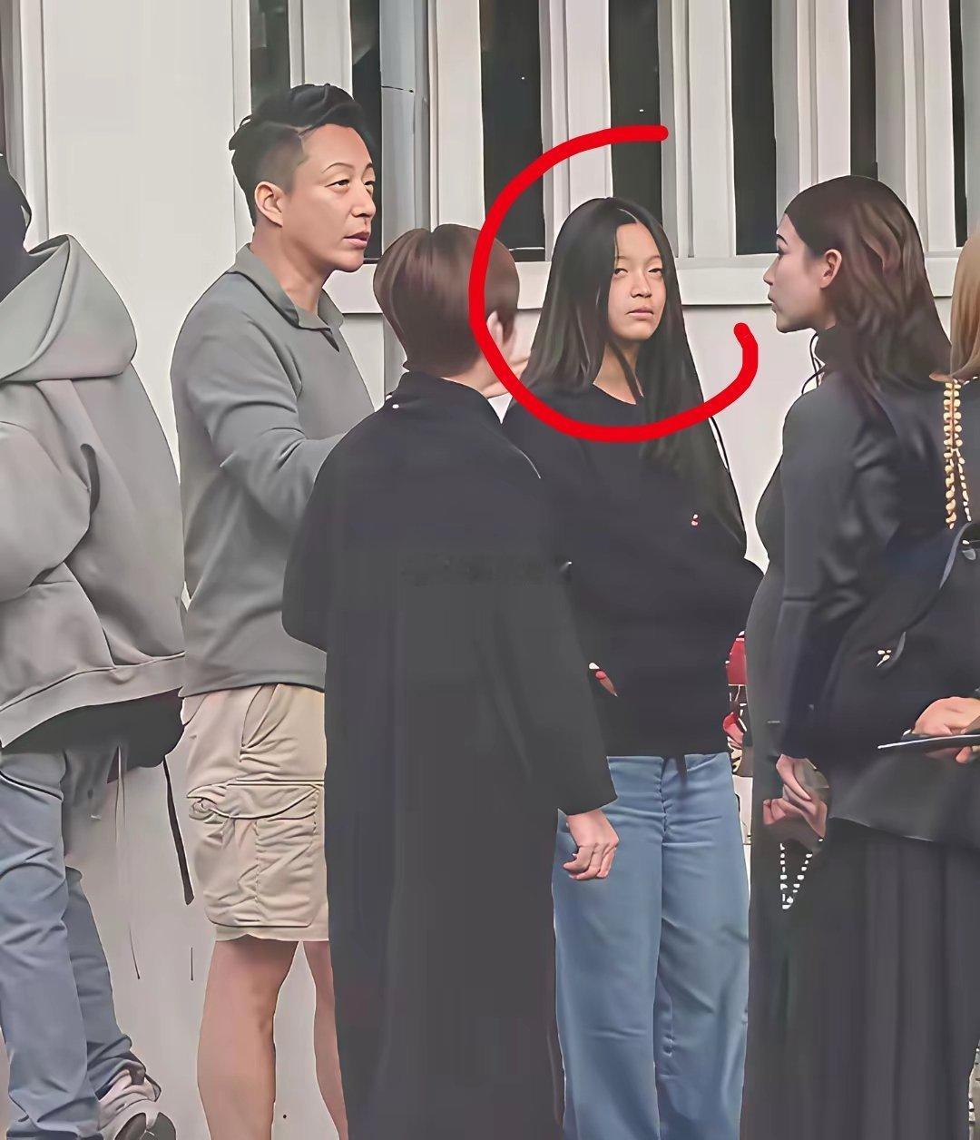 玥玥自从亲生母亲大S在自己眼前走掉，没有告别没有过渡，即刻被送到生父汪小菲身边，