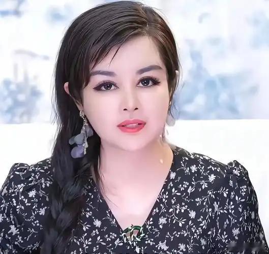 一个50几岁的女人整天都把钱挂在嘴边，整天在网上炫耀比自己小30多岁的富二代男孩