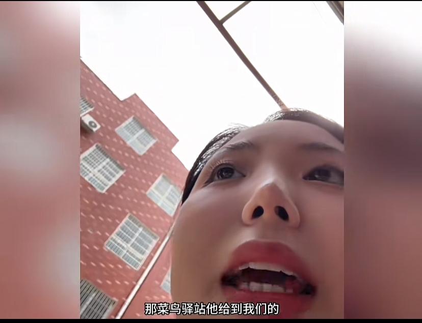女子拆了别人的快递，对方让她赔六千，似乎人家也有道理，她也有点冤。该女人家装修