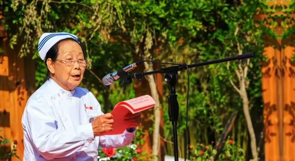 86岁护士李桂美获奖却遭全网骂，登上热搜。医院内部人员透露，李桂美返聘后从未值