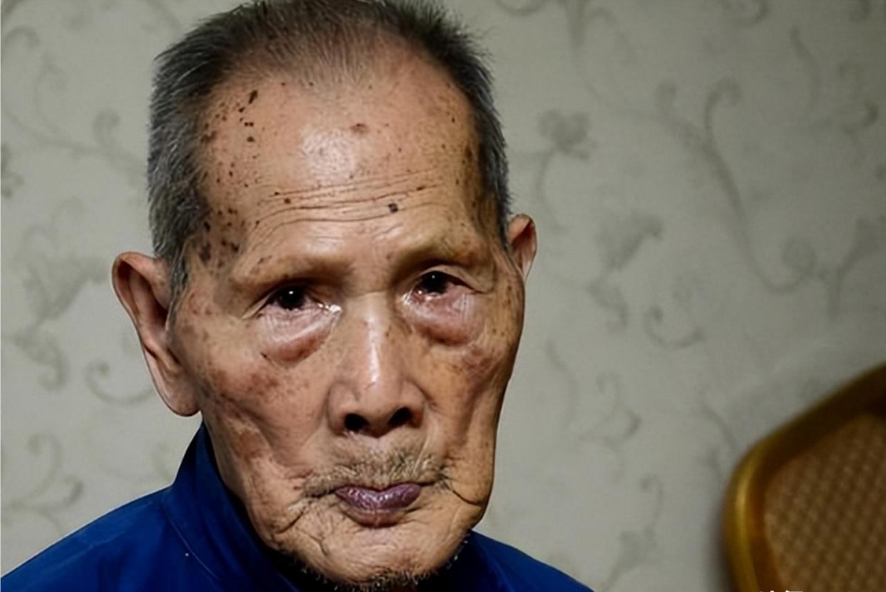 1941年，少尉排长林孝祥深夜潜伏水中布雷，左臂突然被咬住，钻心剧痛传来，他暗叫