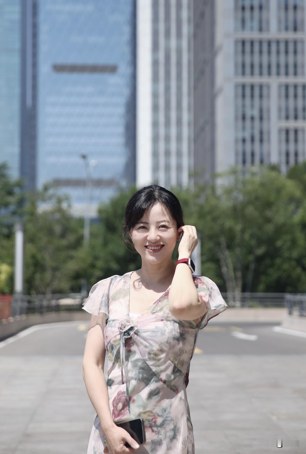 内涵丰富也必不可少，有良好教育和丰富阅历，与人交谈能展现深厚底蕴。举止优雅，走