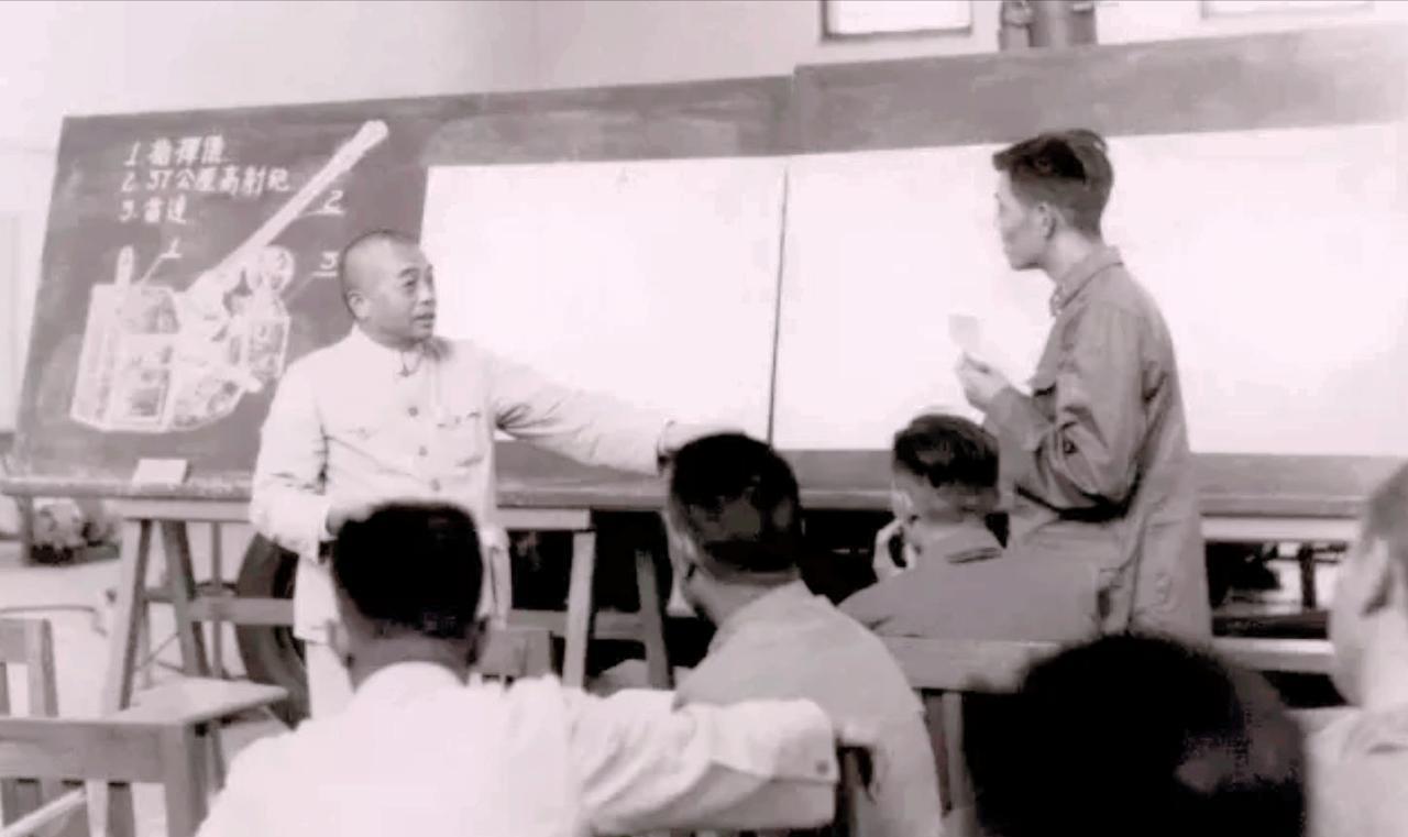 上世纪50年代，彭老总去往榆林视察，中午与战士们一同用餐，特别满意。第2天，他把