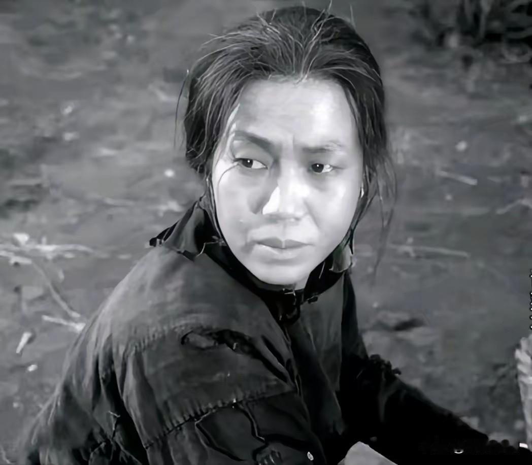 七个鬼子，把她围在河边。枪都扔了，开始解裤腰带。他们以为，这下稳了，一个女人而已