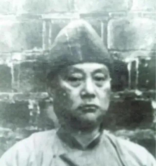 1950年，国军中将周磐因罪无可恕，被判死刑。然而，就在行刑前，他突然大喊一声：